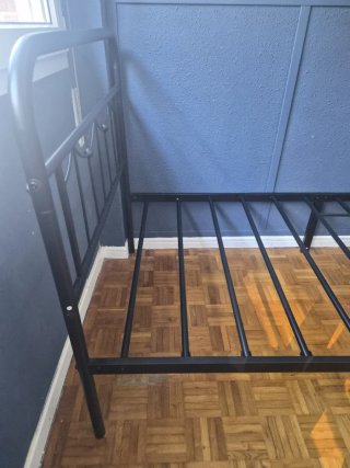 Cama metálica negra casi sin uso