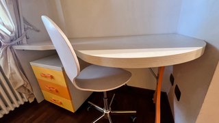 Camera ragazzi con letto a soppalco e armadio