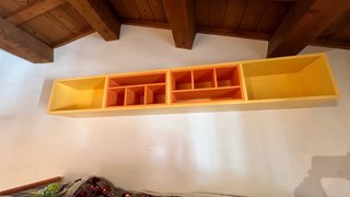 Camera ragazzi con letto a soppalco e armadio