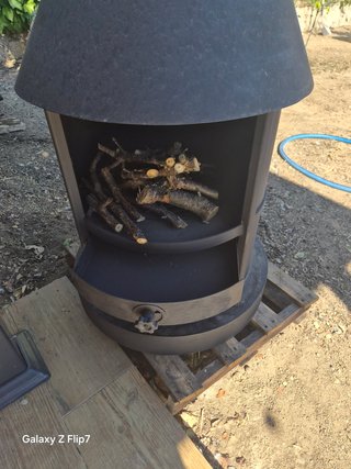 Chimenea de leña metálica negra