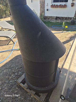 Chimenea de leña metálica negra