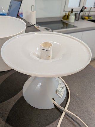Lámpara de mesa blanca