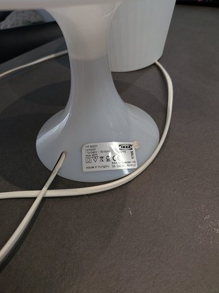 Lámpara de mesa blanca