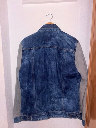 Chaqueta vaquera Bershka mangas grises Talla M