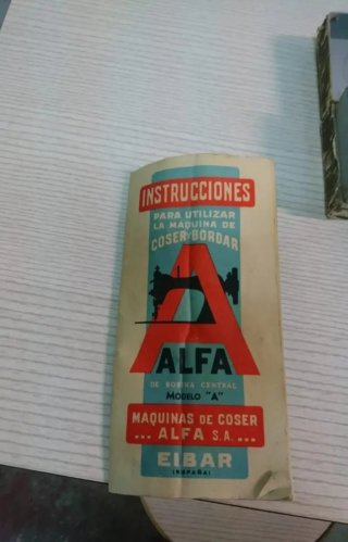 Máquina de coser Alfa antigua