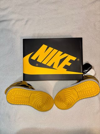 Air Jordan 1 High OG Negro Amarillo