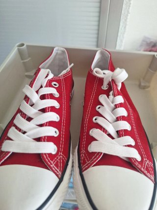 Zapatillas rojas Converse estilo casual