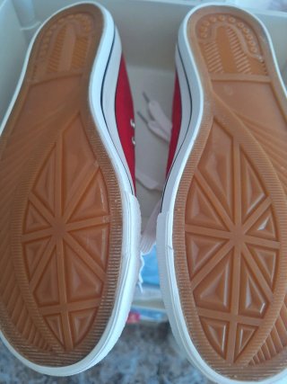 Zapatillas rojas Converse estilo casual