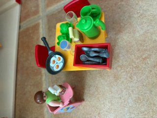 Casa Playmobil con figuras y accesorios.