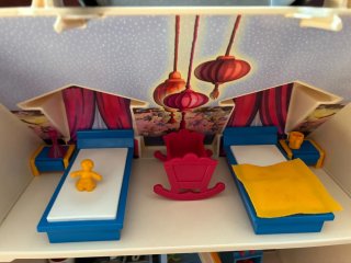 Casa Playmobil con figuras y accesorios.