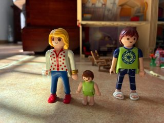 Casa Playmobil con figuras y accesorios.