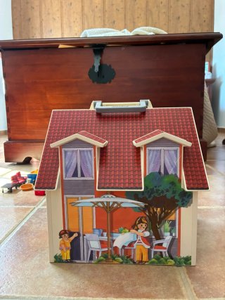 Casa Playmobil con figuras y accesorios.