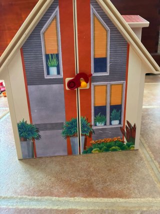 Casa Playmobil con figuras y accesorios.