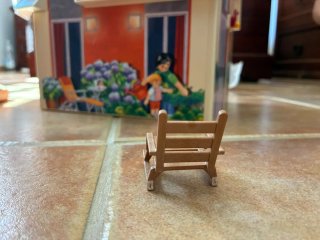 Casa Playmobil con figuras y accesorios.