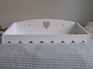 Estantería blanca con corazón