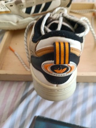 Zapatillas Adidas Beige y Blancas