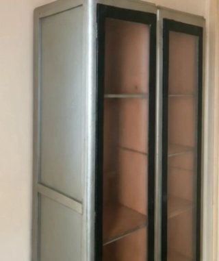 2 vitrinas/armarios con puertas de cristal