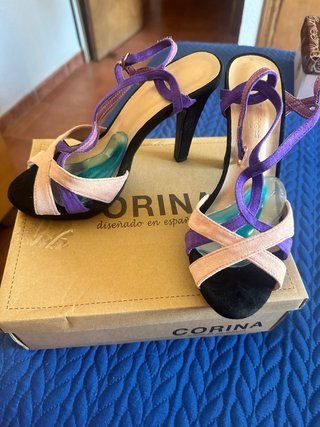 Zapatos de tacón rosas y morados