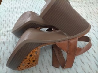 Sandalias de tacón verano marrón, es tan nuevas
