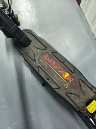 Patinete Eléctrico Red Bull Racing