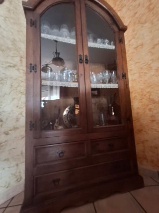 Mueble de madera con vitrina