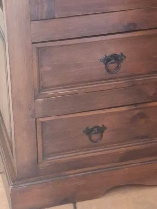 Mueble de madera con vitrina