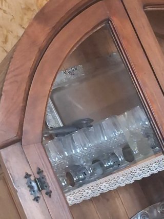 Mueble de madera con vitrina