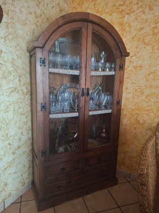 Mueble de madera con vitrina