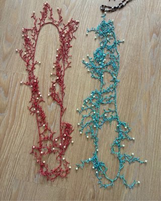 Collane in perline turchesi e rosse con perle