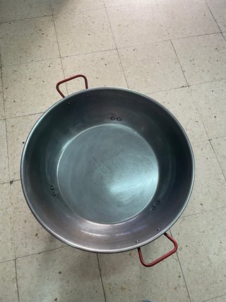 Paellera grande con asas rojas
