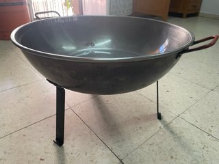 Paellera grande con asas rojas