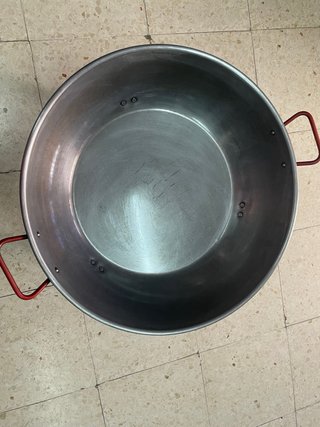 Paellera grande con asas rojas