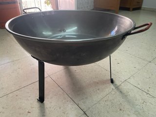 Paellera grande con asas rojas