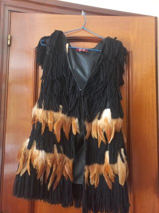 Chaleco con flecos y plumas