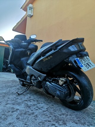 Yamaha T-MAX Negra y Dorada