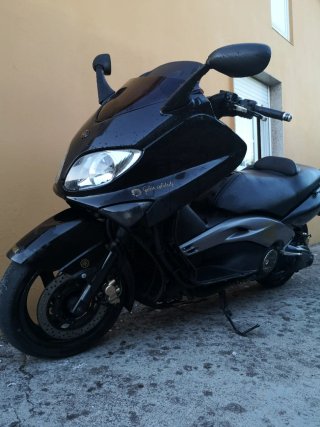Yamaha T-MAX Negra y Dorada