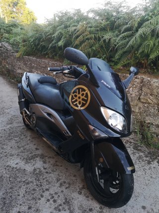 Yamaha T-MAX Negra y Dorada
