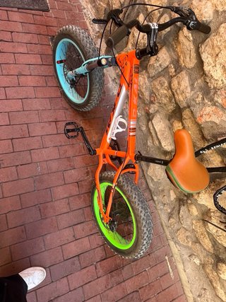 Bicicleta Naranja con Ruedas Gruesas