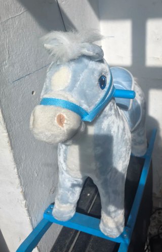 Caballo balancín azul