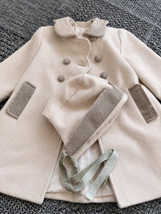 Abrigo niña beige con capota a juego