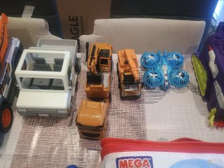 Lote de camiones y juguetes de construcción