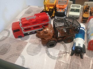 Lote de camiones y juguetes de construcción