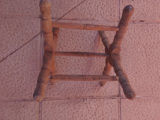 Soporte antiguo de madera para cuba pequeña