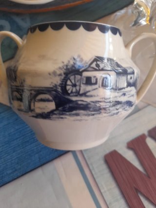 Azucarero de porcelana con paisaje no tiene tapa