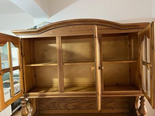Mueble aparador de madera con vitrina