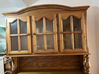 Mueble aparador de madera con vitrina