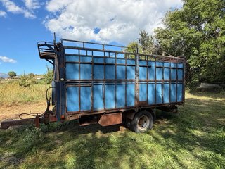 Remolque azul metálico