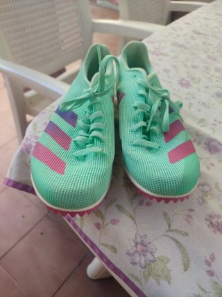 Zapatillas Adidas clavos verdes y rosas
