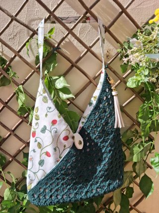 Bolso de mano tejido y estampado