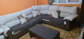 Sofá rinconera beige y marrón